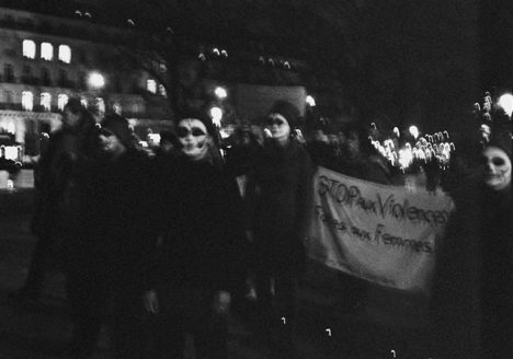 Las Parcas - Artivistes en la manifestación del 25 de noviembre de 2016. Olenka Carrasco. La ristra de nombres