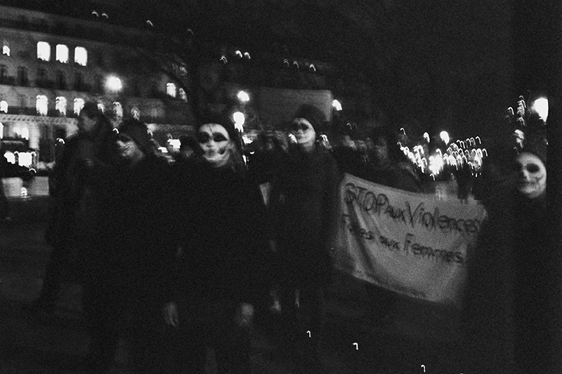 Las Parcas - Artivistes en la manifestación del 25 de noviembre de 2016. Olenka Carrasco. La ristra de nombres